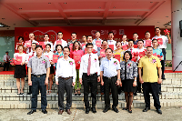 领导嘉宾为专卖店店主颁发优秀组织奖