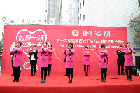 专卖店表演手语舞“谢谢你”