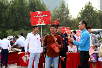 爱心天使们兴高采烈地排队