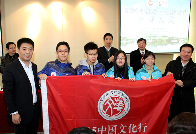 华裔青少年们接过营旗