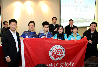  ● 华裔青少年们接过营旗