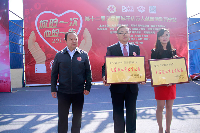 共青团青海省委副书记韩海红为青海分公司颁发“无偿献血突出贡献奖”