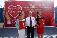 许国伟副董事长为青海省共青团省委统战部部长李玲和青海省血液中心主任贾嫈赠送《孙中山》纪念册