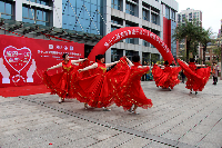 热情洋溢的献血志愿者舞蹈队