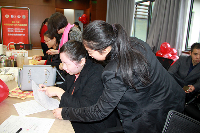 献血者在填表格