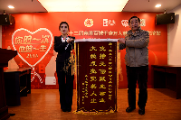哈尔滨血液中心献血办王军主任（右）为黑龙江分公司赠送锦旗
