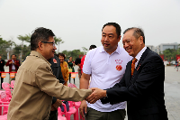 许国伟副董事长与海南省血液中心血站站长杨毅军握手