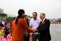 海南省工商联合会处长汪岚握手