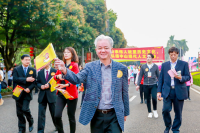 古润金董事长与市委、市政府领导及重要嘉宾一同走在前列