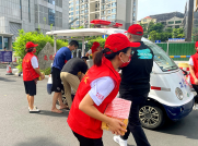 完美海南分公司员工搬运慰问物资