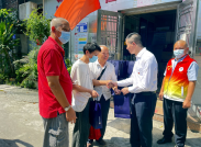 完美广东分公司代表向滘口社区困难家庭送月饼