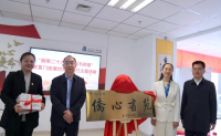 杨伯勋（左二）社长向街道赠书