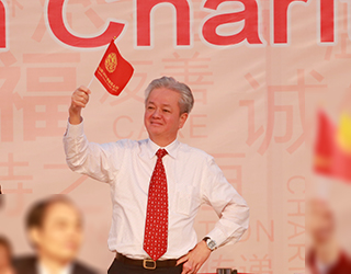 与万人同行慈善，完美21年接力共建博爱家园